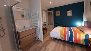 1 habitación, tabla de planchar con plancha, wifi y ropa de cama