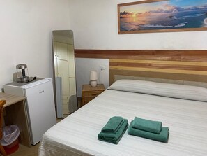 1 chambre, fer et planche à repasser, Wi-Fi, literie fournie