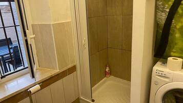 Dusche, Haartrockner, Bidet, Handtücher