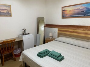 1 habitación, tabla de planchar con plancha, wifi y ropa de cama 