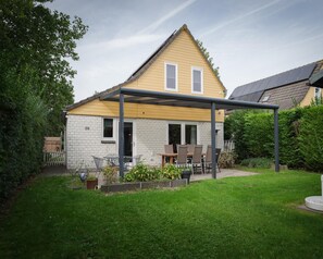 Outdoor dining - Spacious Holiday Home With Sauna Near Beach (Wemeldinge)