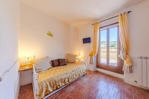 4 habitaciones, muebles diferentes y ropa de cama