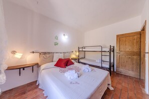 4 habitaciones, muebles diferentes y ropa de cama 