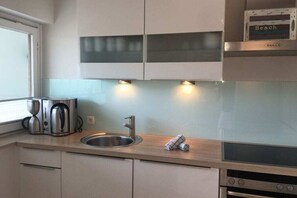 Frigorifero, microonde, forno, piano cottura