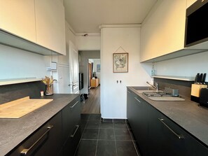 Kjøleskap, mikrobølgeovn, ovn og kokeplater