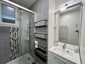 Shower, hair dryer, towels - LE ZOLA with balcony and parking, close to amenities and quiet location  (Villeurbanne)