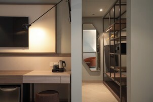 Private Superior King Rooms with Ensuite Bathroom | 高档床上用品、羽绒被、办公桌、笔记本电脑工作区