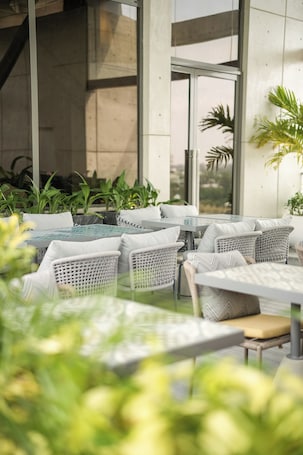 Se sirven desayunos, comidas, cenas y cocina local e internacional