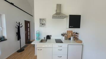 Fridge, stovetop, coffee/tea maker, toaster