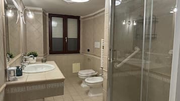 Posillipo | Bathroom | Free toiletries, hair dryer, towels, soap
