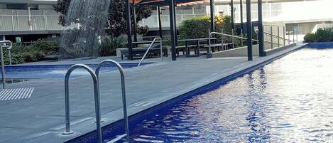 Utomhuspool och uppvärmd pool