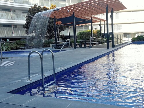 South Canberra 1bdrm Apartment with all amenities 