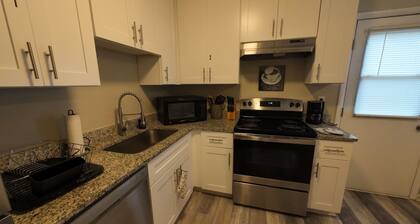 Charming 2-bedroom townhome with WiFi, AC in fabulous Jonesboro