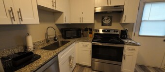 Charming 2-bedroom townhome with WiFi, AC in fabulous Jonesboro