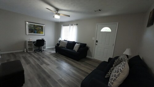 Charming 2-bedroom townhome with WiFi, AC in fabulous Jonesboro