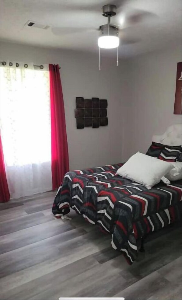 2 bedrooms, desk, iron/ironing board, WiFi