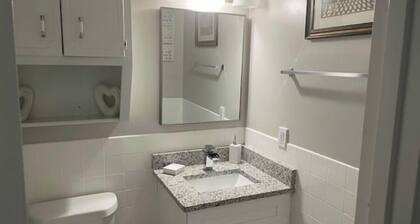 Charming 2-bedroom townhome with WiFi, AC in fabulous Jonesboro