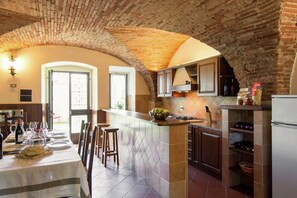 Ovn, oppvaskmaskin, kaffetrakter/tekoker og spisebord