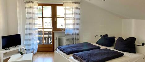 1 bedroom, bed sheets