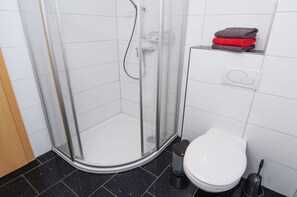 Dusche, Haartrockner, Handtücher, Toilettenpapier