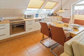 Fridge, microwave, oven, stovetop - Holiday apartment Sonnenplatz 30 (Norddeich)