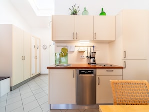 Appartement | Cuisine privée | Bouilloire électrique, grille-pain, chaise haute