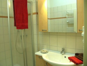 Apartment | Bathroom | Towels - Elegant Eingerichtete Ferienwohnung (Mirow)