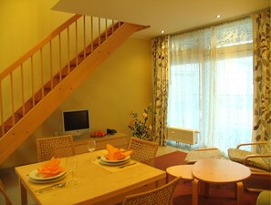 Apartment | Dining - Elegant Eingerichtete Ferienwohnung (Mirow)