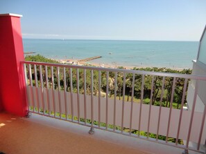 Apartment | Balcony - Stunning Beach Apartment in Caorle (Caorle)