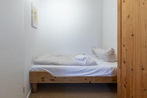 2 عدّة غرف نوم وطراز فريد لكل وحدة وملاءات أسرّة