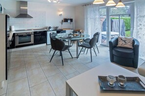 Fridge, microwave, oven, stovetop - Holiday Apartment Lighthouse 1 (Norddeich)