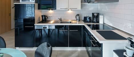 Kjøleskap, mikrobølgeovn, ovn og kokeplater