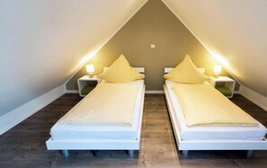 3 bedrooms, travel cot, free WiFi - Holiday apartment Deichoase (Norddeich)