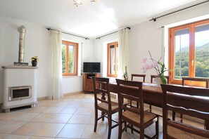 Dining - Cosy apartment for 6 guests with TV and panoramic view (Arsiè)