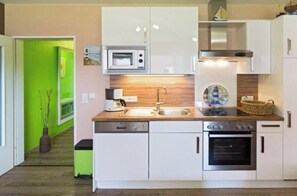 Fridge, microwave, oven, stovetop - Holiday apartment Strandbox (Norddeich)