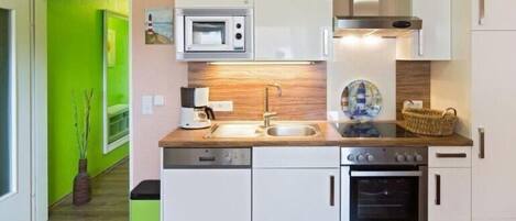 Kjøleskap, mikrobølgeovn, ovn og kokeplater