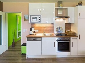 Kjøleskap, mikrobølgeovn, ovn og kokeplater