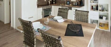 Kylskåp, mikrovågsugn, ugn och spishäll