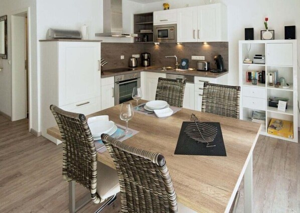 Kylskåp, mikrovågsugn, ugn och spishäll