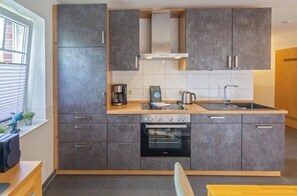 Kjøleskap, mikrobølgeovn, ovn og kokeplater