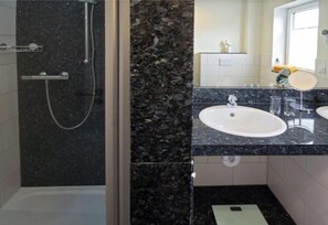 Dusche, Haartrockner, Toilettenpapier