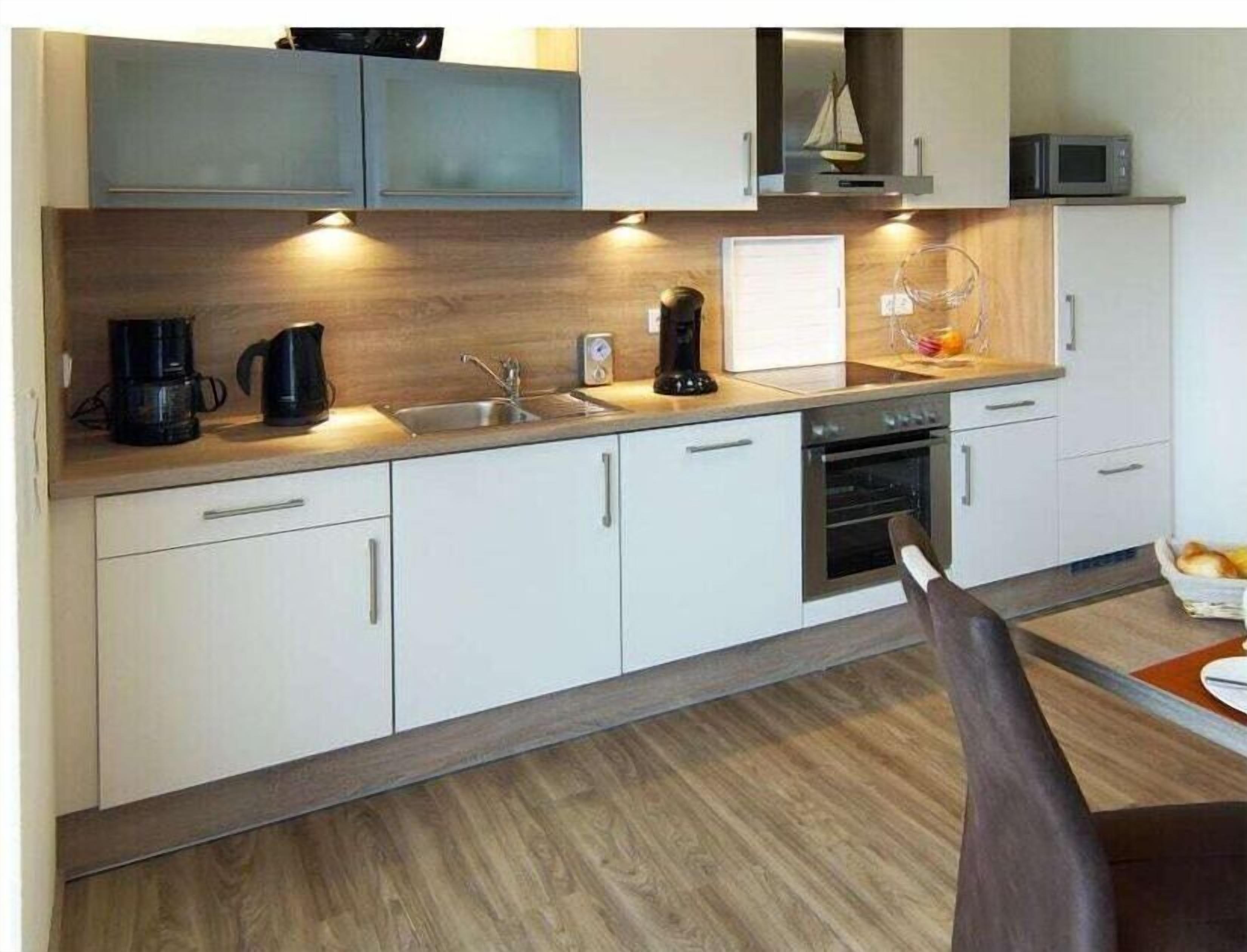 Kylskåp, mikrovågsugn, ugn och spishäll