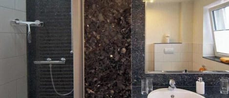 Douche, sĂšche-cheveux