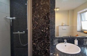 Regadera y secadora de cabello 