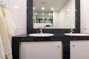 Shower, hair dryer, toilet paper - Holiday apartment Roringstek (Norddeich)