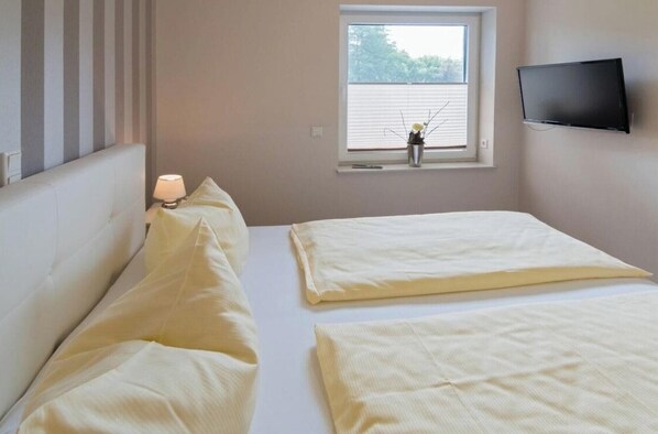 1 soverom, strykejern/-brett, reiseseng for barn og wi-fi (inkludert)