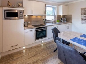 Kylskåp, mikrovågsugn, ugn och spishäll