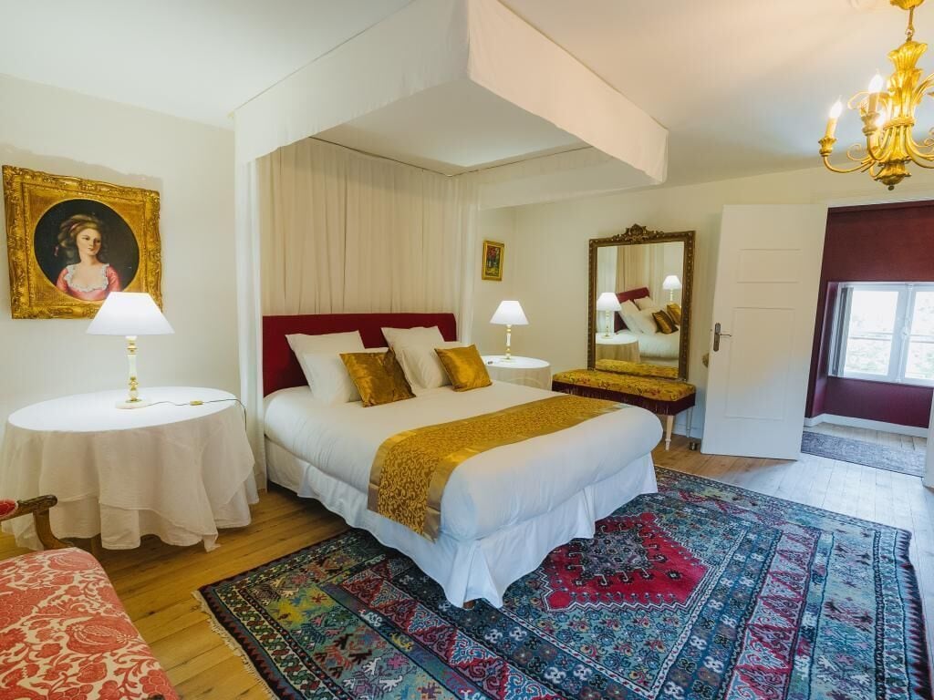 8 slaapkamers, een bureau, een strijkplank/strijkijzer, reisbedje