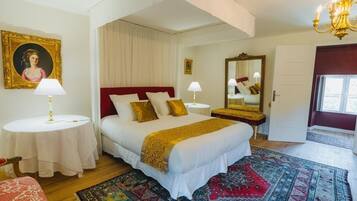 8 slaapkamers, een bureau, een strijkplank/strijkijzer, reisbedje