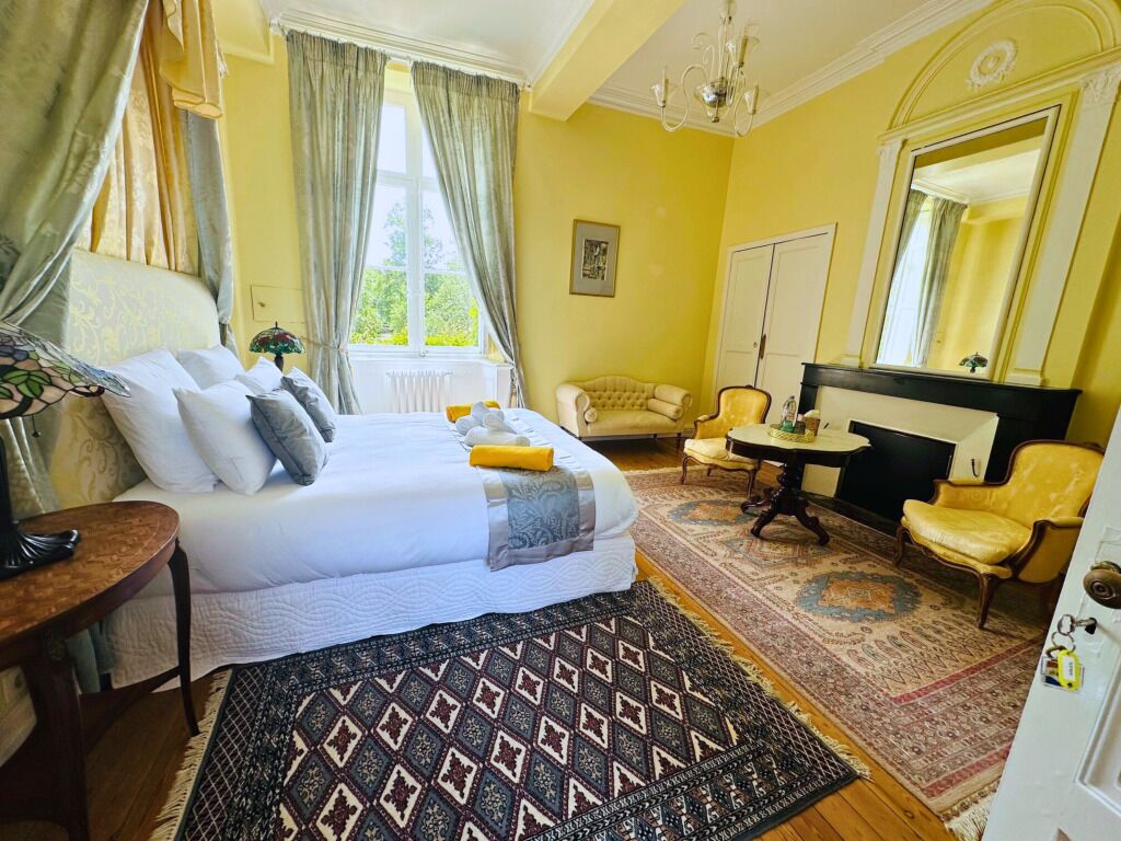 8 chambres, bureau, fer et planche à repasser, lit parapluie